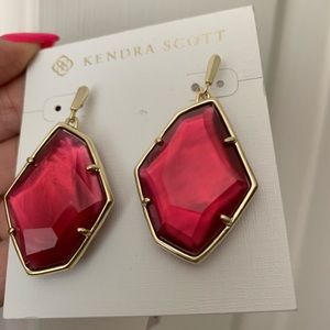 NWT Kendra Scott Magenta Earrings
